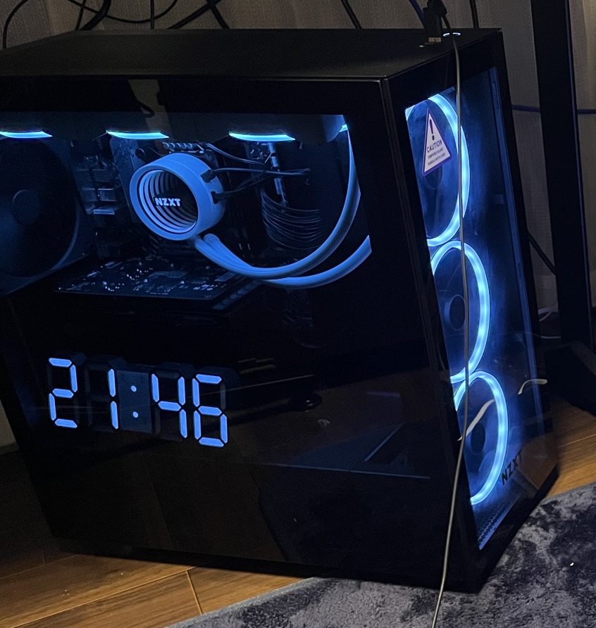 黒いNZXTのケースに組んだゲーミングPC。簡易水冷とファンが青く光っている