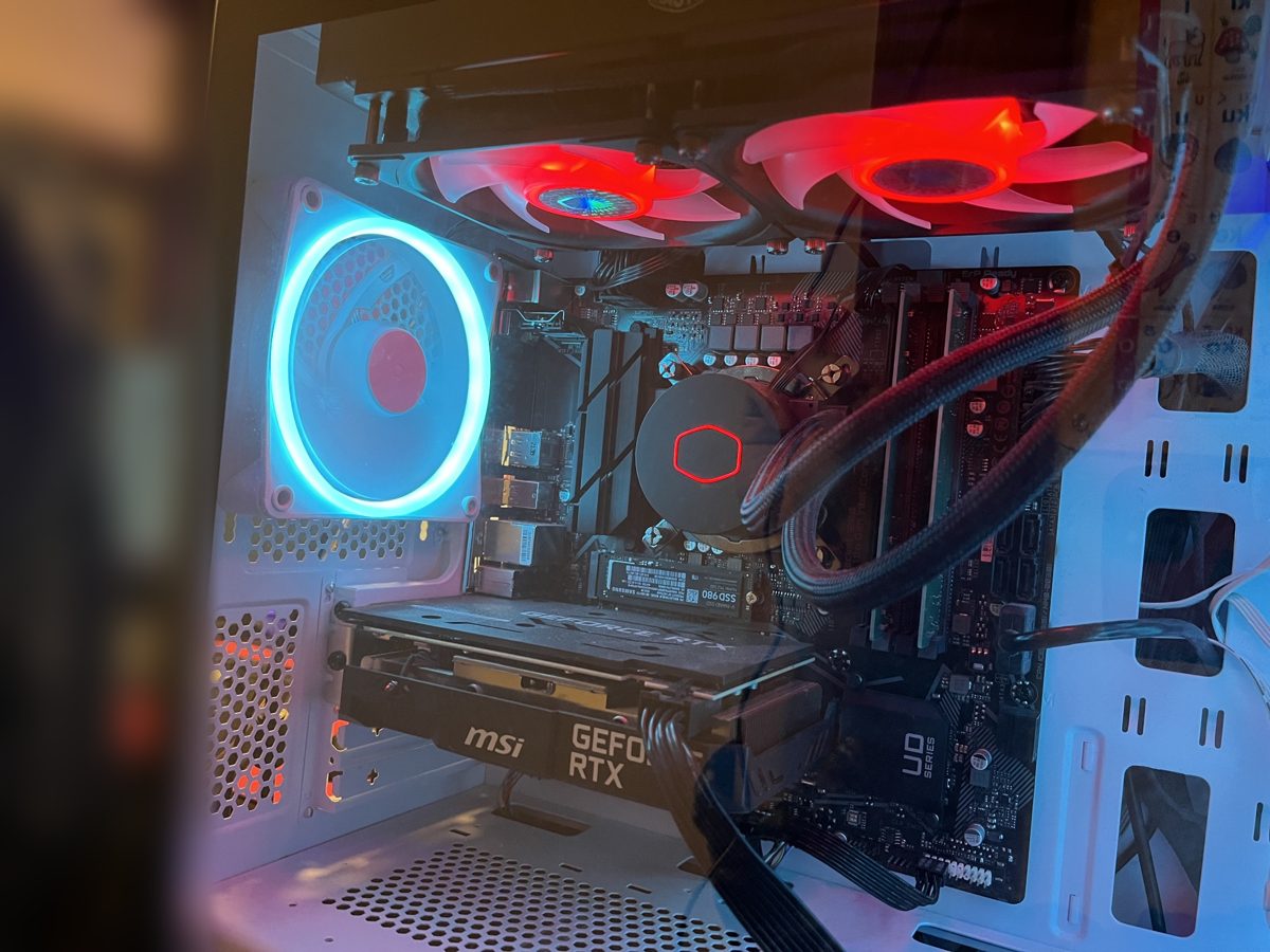 白いケースに組んだゲーミングPC。Cooler Masterの簡易水冷と赤く光るファン