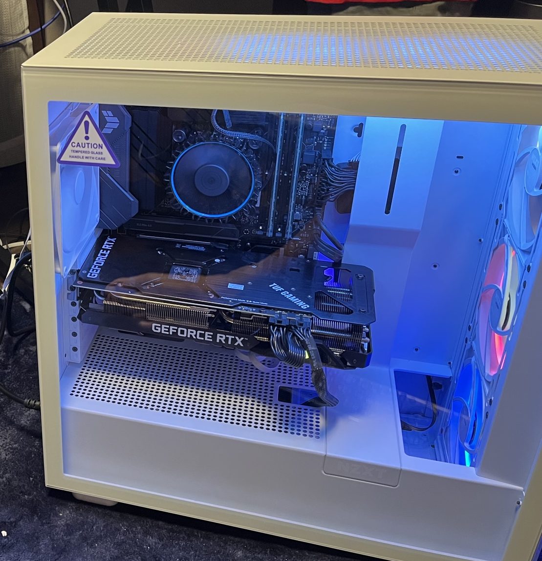 白いNZXTのケースに組んだゲーミングPC。ASUS TUFのグラフィックボードが見える