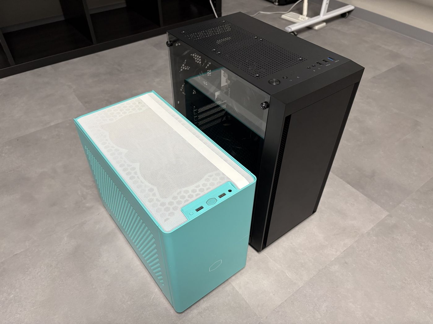 ミント色の小型PC（左）と黒のミニタワーPC（右）