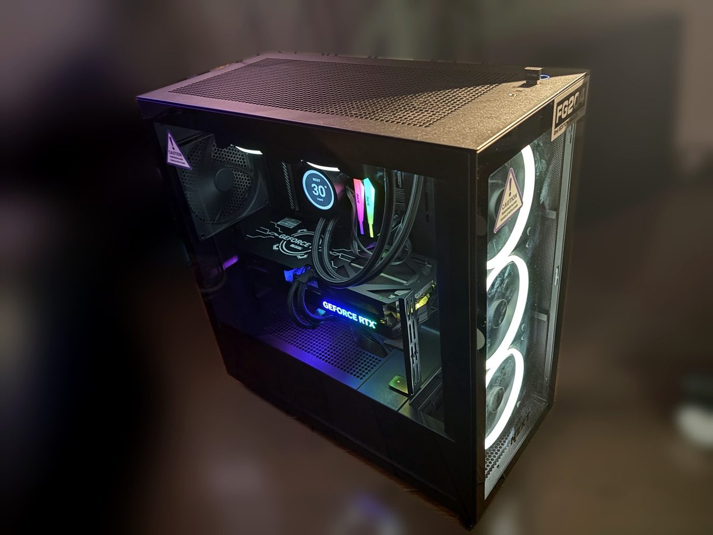 NZXT H7 Eliteの黒いケースに組んだゲーミングPC。前面のファンが白く光っている