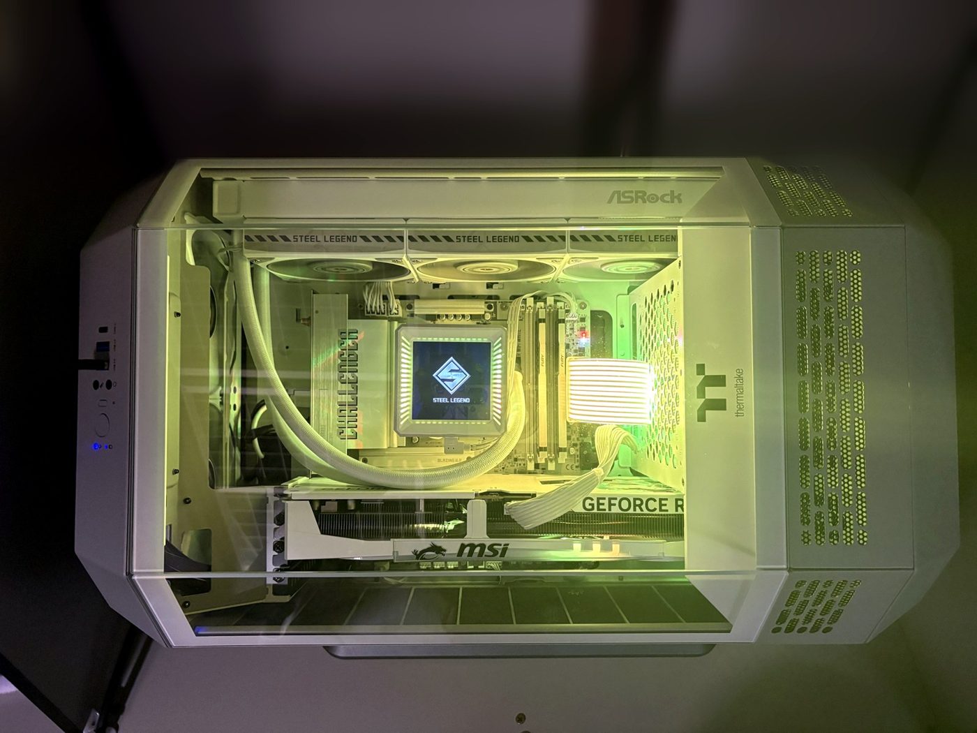 白いThermaltakeのケースに組んだ配信用PC。中のパーツも白で統一